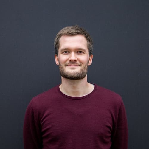 Philip Köhler grinst schmierig in die Kamera